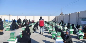 ​​مركز الملك سلمان للإغاثة يوزع 1.099 سلة غذائية و1.099 حقيبة صحية في محافظتي الرقة والحسكة بسوريا