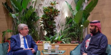 سمو ولي العهد يستقبل رئيس اللجنة الأولمبية الدولية