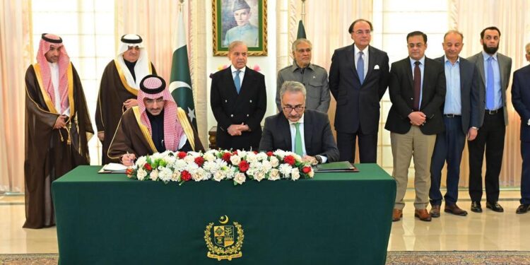 الصندوق السعودي للتنمية يوقع اتفاقيتين تنمويتين لدعم قطاعات المياه والمشتقات النفطية في باكستان