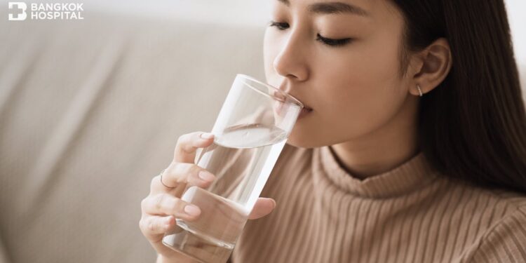 كيف يؤثر شرب الماء على صحتك؟ نصائح تجمع الجوف الصحي