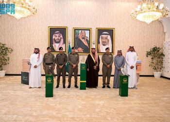 محافظ الطائف يكرم الجهات المشاركة في كأس الطائف للصقور