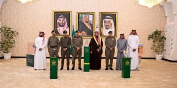 محافظ الطائف يكرم الجهات المشاركة في كأس الطائف للصقور