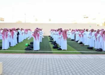 السعودية تلزم طلاب الثانوية بالزي الوطني في المدارس
