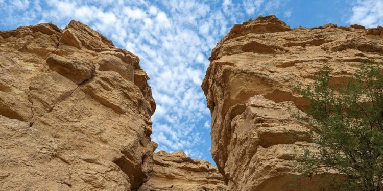 محمية الملك خالد الملكية.. تشكّلات صخرية منذ آلاف السنين