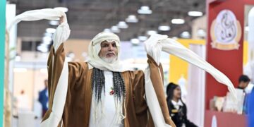 زوار معرض ” SNP Expo2 ” بالكويت يشاركون في العرضة السعودية