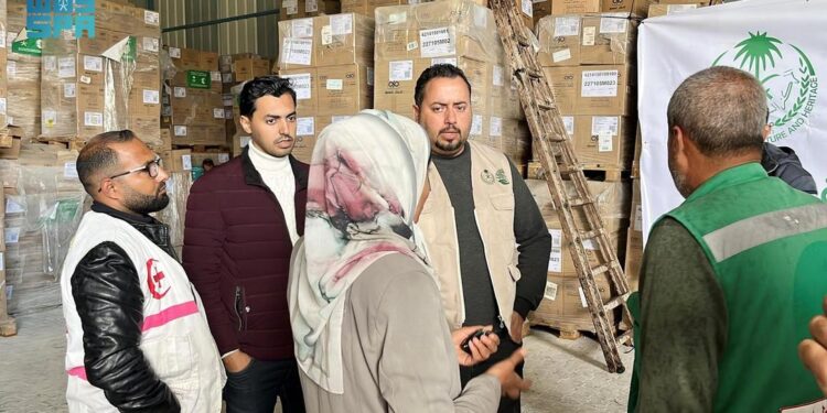 مركز الملك سلمان للإغاثة يسلم 25 شاحنة محملة بالمستلزمات الطبية للمستشفيات والمراكز الصحية جنوب قطاع غزة