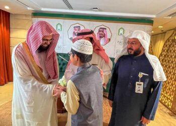 إمام المسجد النبوي يلتقي ضيوف برنامج خادم الحرمين الشريفين للعمرة والزيارة