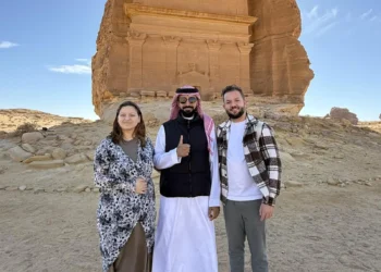 “ابتسامته تتحدث”.. مرشد سياحي من الصم ينقل سحر العُلا بلغة الإشارة