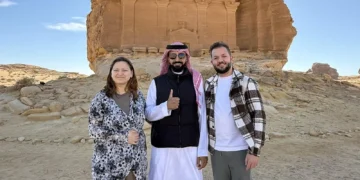 “ابتسامته تتحدث”.. مرشد سياحي من الصم ينقل سحر العُلا بلغة الإشارة