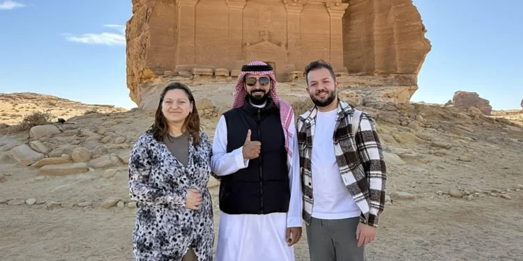 “ابتسامته تتحدث”.. مرشد سياحي من الصم ينقل سحر العُلا بلغة الإشارة