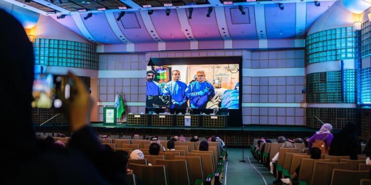 50 متحدثًا عالميًا ومحليًا يناقشون تفاعليًا أحدث التقنيات في المؤتمر العالمي الثامن للمناظير المتقدمة