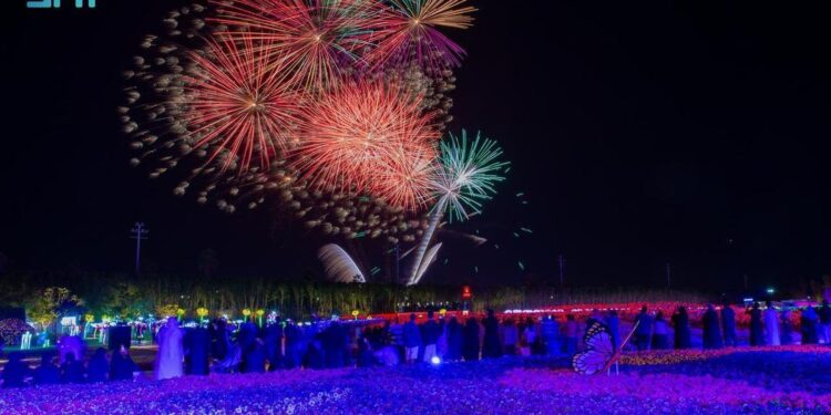 الهيئة الملكية بينبع تطلق عروض الألعاب النارية بمهرجان الزهور بينبع