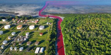 ظاهرة غريبة في الأرجنتين.. نهر يتحول إلى اللون الأحمر والسكان يعبرون عن قلقهم