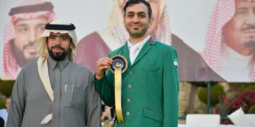 فرسان سوريا بحلتهم الجديدة.. يرتدون علم سوريا الجديد لأول مرة في السعودية