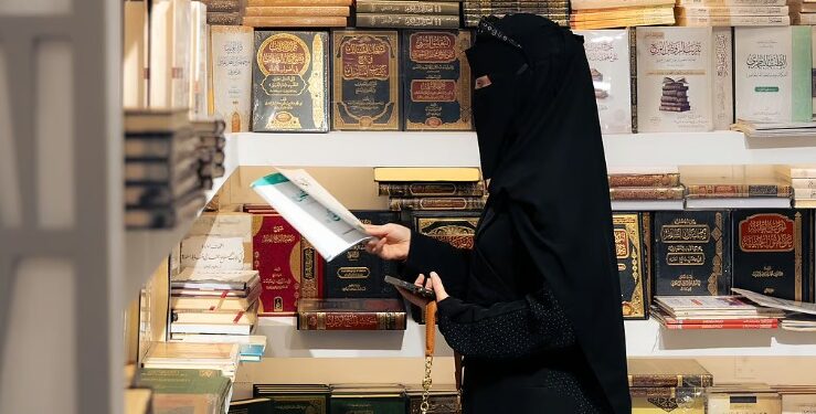 معرض جازان للكتاب يشهد حضورًا لافتًا