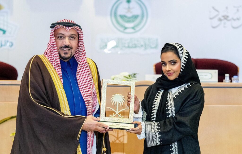 أمير القصيم يكرّم نجلاء جان بجائزة صناعة المحتوى في نسختها الرابعة