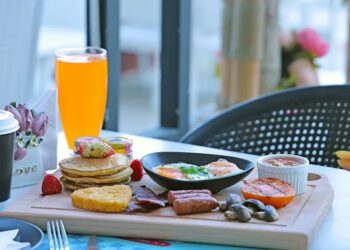 دراسة: الإفطار الغني بالسعرات قد يحمي مرضى القلب من الاكتئاب (إنفو جراف)