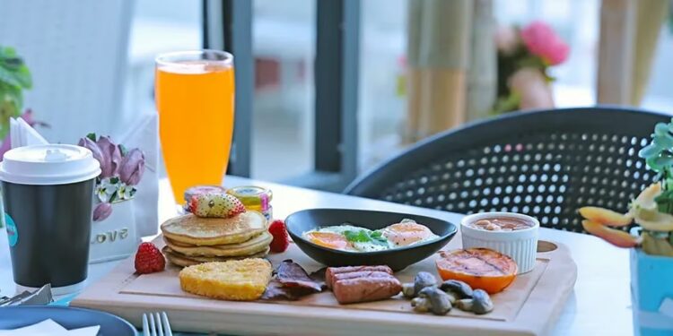 دراسة: الإفطار الغني بالسعرات قد يحمي مرضى القلب من الاكتئاب (إنفو جراف)