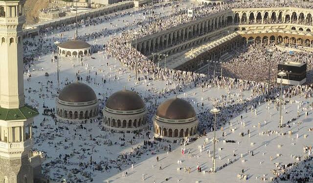 منظومة كهربائية متكاملة لضمان راحة ضيوف الرحمن في المسجد الحرام (إنفو جراف)