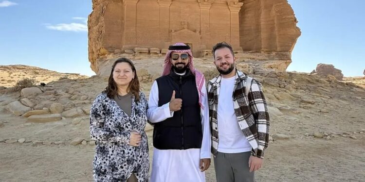 نادر العنزي.. قصة إلهام في عالم الإرشاد السياحي (إنفو جراف)