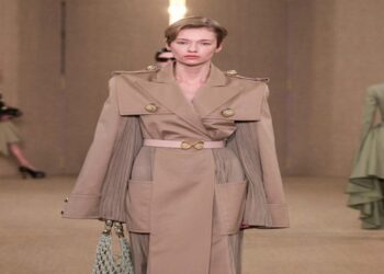 لون العام 2025: “موكا موس” يسيطر على صيحات الموضة والتصميم