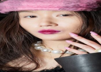 أحدث ألوان طلاء الأظافر 2025: صيحات عصرية مستوحاة من عروض الأزياء