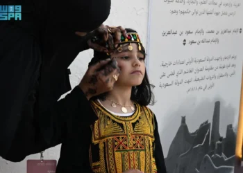 ركز “المزين” بفعاليات “ذاكرة الأرض” يشهد إقبالًا لتجربة النقش بالحناء