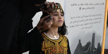 ركز “المزين” بفعاليات “ذاكرة الأرض” يشهد إقبالًا لتجربة النقش بالحناء