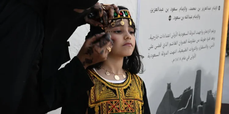 ركز “المزين” بفعاليات “ذاكرة الأرض” يشهد إقبالًا لتجربة النقش بالحناء