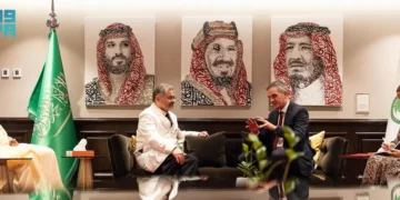 وزير العلوم والابتكار والتقنية البريطاني يزور مركز التميز للقلب في “التخصصي”