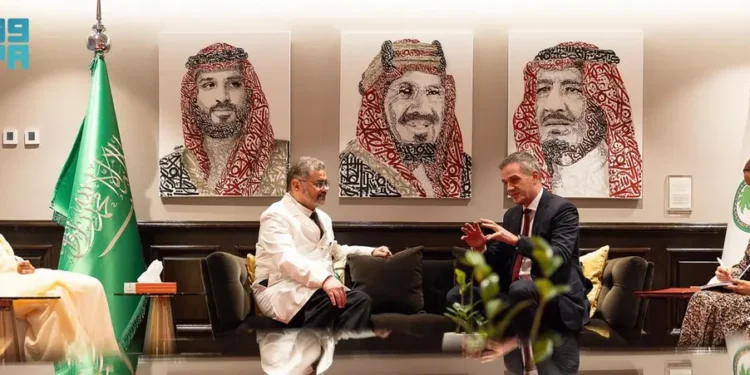 وزير العلوم والابتكار والتقنية البريطاني يزور مركز التميز للقلب في “التخصصي”