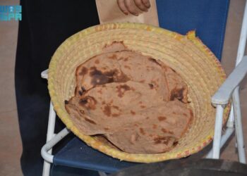 “خبز التنور” يجذب زوار مهرجان الأكلات الشعبية بنجران