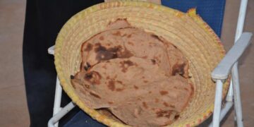 “خبز التنور” يجذب زوار مهرجان الأكلات الشعبية بنجران