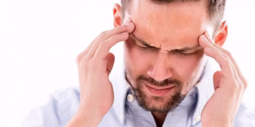 تجمع القصيم الصحي يحذر: 9 عوامل محفزة للصداع النصفي