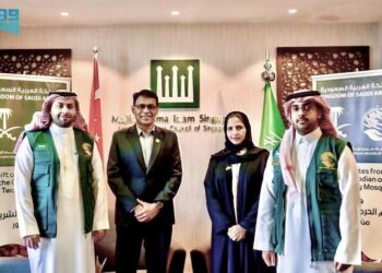 مركز الملك سلمان للإغاثة يسلّم 25 طنًا من التمور هدية المملكة لسنغافورة