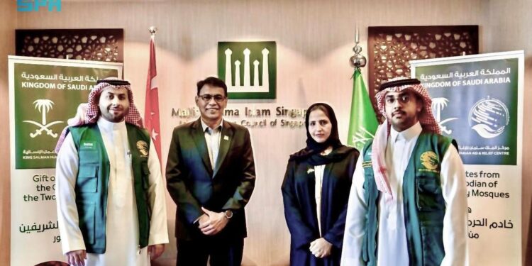 مركز الملك سلمان للإغاثة يسلّم 25 طنًا من التمور هدية المملكة لسنغافورة