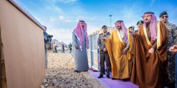 أمير القصيم يدشّن “مجسم يوم التأسيس” على طريق الملك عبدالله ببريدة