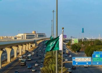 استكمال تركيب أعلام الدولة السعودية الأولى وأعلام المملكة بالرياض احتفاءً بيوم التأسيس