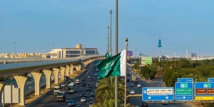 استكمال تركيب أعلام الدولة السعودية الأولى وأعلام المملكة بالرياض احتفاءً بيوم التأسيس