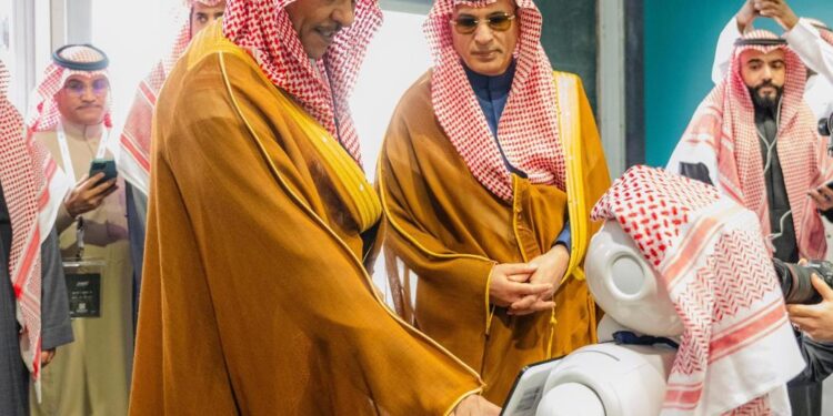 على هامش أعمال المنتدى السعودي للإعلام.. وزير الإعلام يفتتح النسخة الرابعة من معرض مستقبل الإعلام “فومكس”