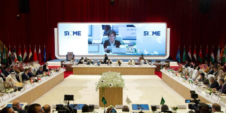 وزير السياحة يشارك في اجتماع لجنة الشرق الأوسط لمنظمة الأمم المتحدة للسياحة بالدوحة