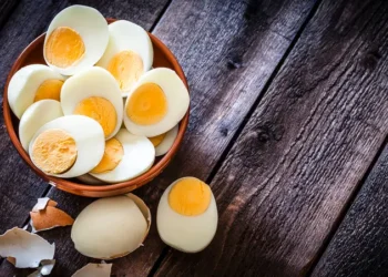 الطريقة المثالية لسلق البيض.. طهي دوري يعزز قيمته الغذائية