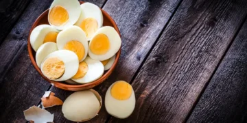 الطريقة المثالية لسلق البيض.. طهي دوري يعزز قيمته الغذائية