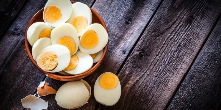 الطريقة المثالية لسلق البيض.. طهي دوري يعزز قيمته الغذائية