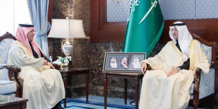 سمو محافظ الأحساء يستقبل مدير إدارة مكافحة المخدرات بالمنطقة