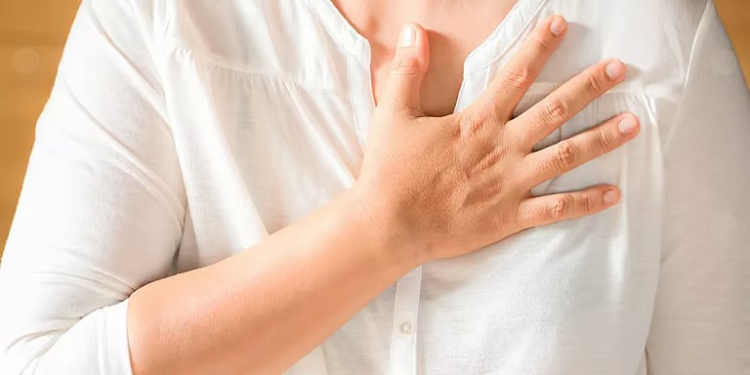 “استشاري قلب: 30% من المصابين بجلطة القلب لا يشعرون بألم الصدر”