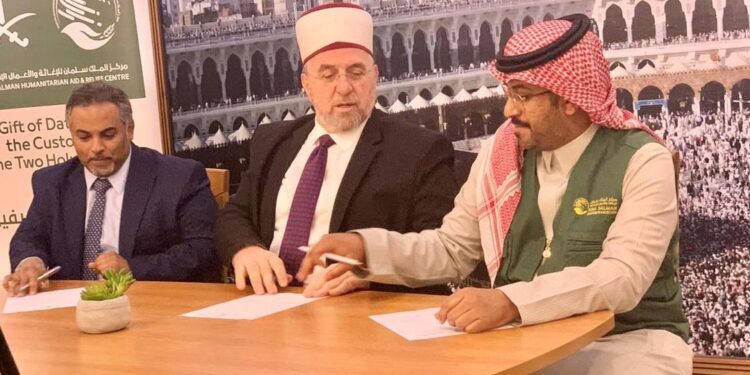 مركز الملك سلمان للإغاثة يسلم 25 طنًا من التمور هدية المملكة لجمهورية كوسوفا