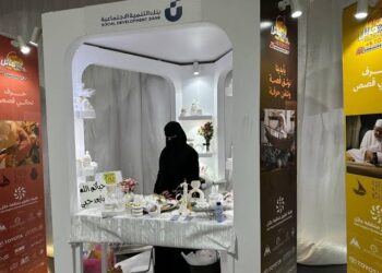 مشغولات فن “الكونكريت” تحظى بإقبال زوار فعاليات رالي حائل الدولي 2025