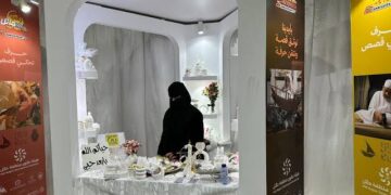 مشغولات فن “الكونكريت” تحظى بإقبال زوار فعاليات رالي حائل الدولي 2025