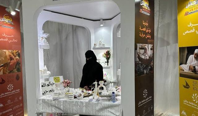 مشغولات فن “الكونكريت” تحظى بإقبال زوار فعاليات رالي حائل الدولي 2025